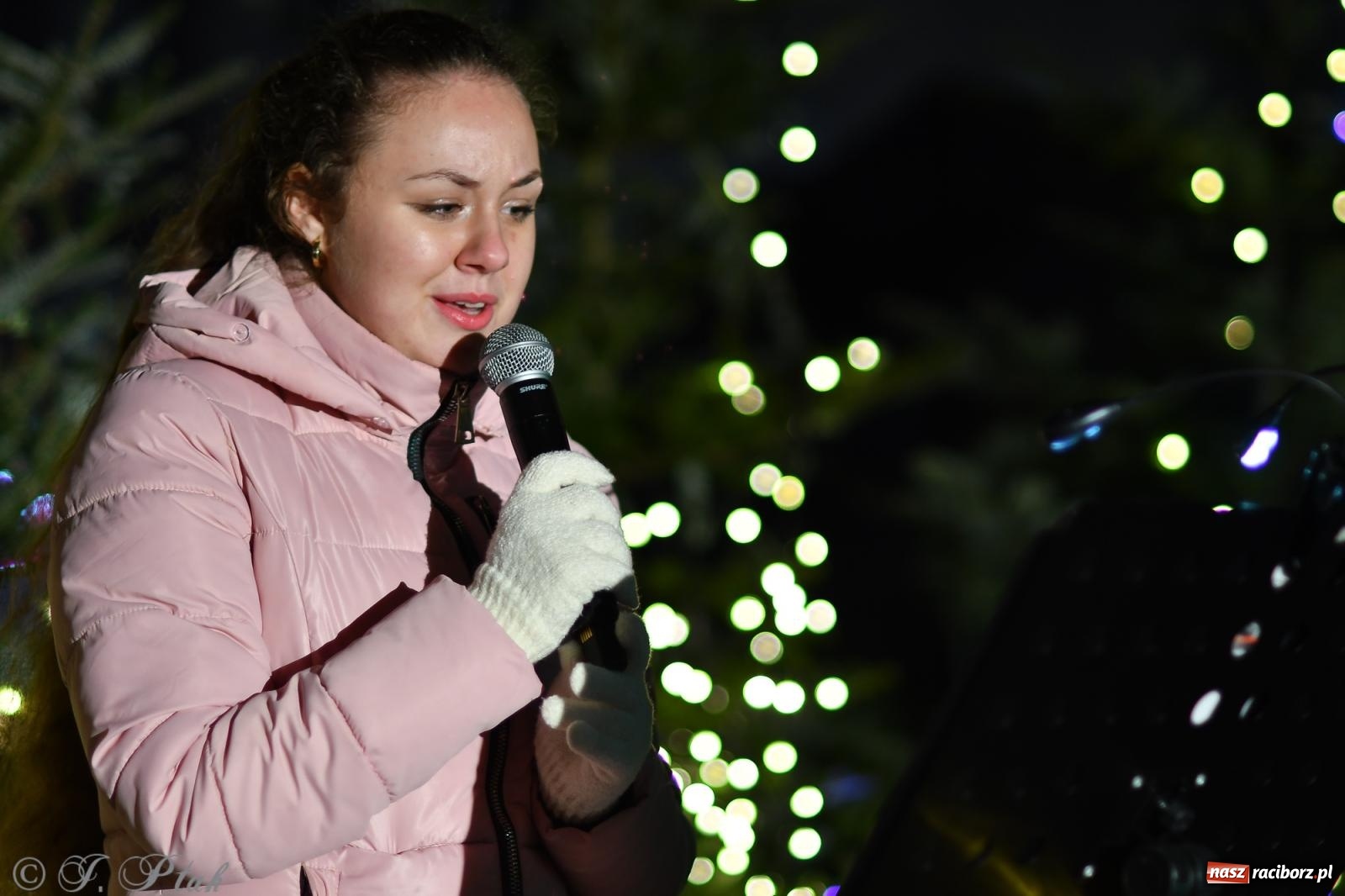 Zdjęcie w galerii na portalu naszraciborz.pl: Finał raciborskiego jarmarku - muzyka i oświetlone pojazdy wiadomości z regionu