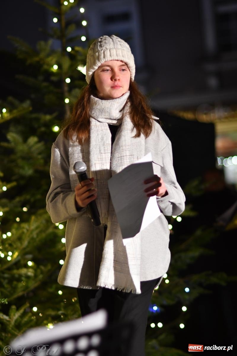 Zdjęcie w galerii na portalu naszraciborz.pl: Finał raciborskiego jarmarku - muzyka i oświetlone pojazdy wiadomości z regionu