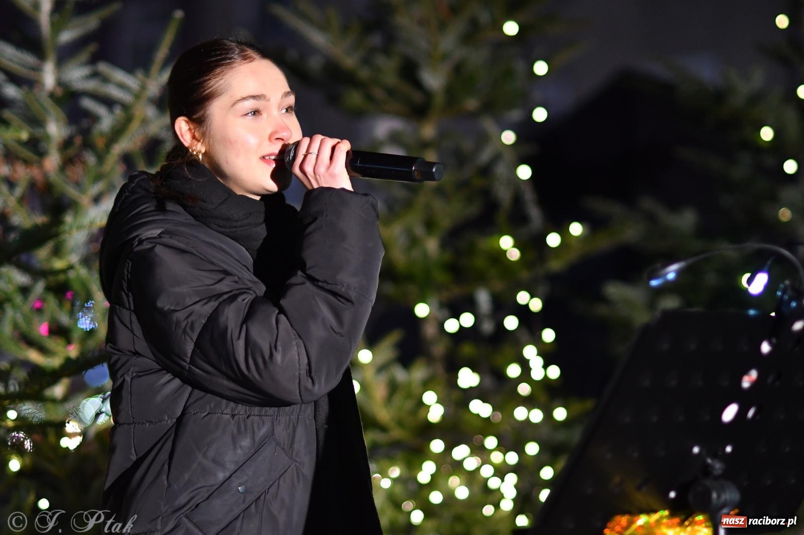 Zdjęcie w galerii na portalu naszraciborz.pl: Finał raciborskiego jarmarku - muzyka i oświetlone pojazdy wiadomości z regionu