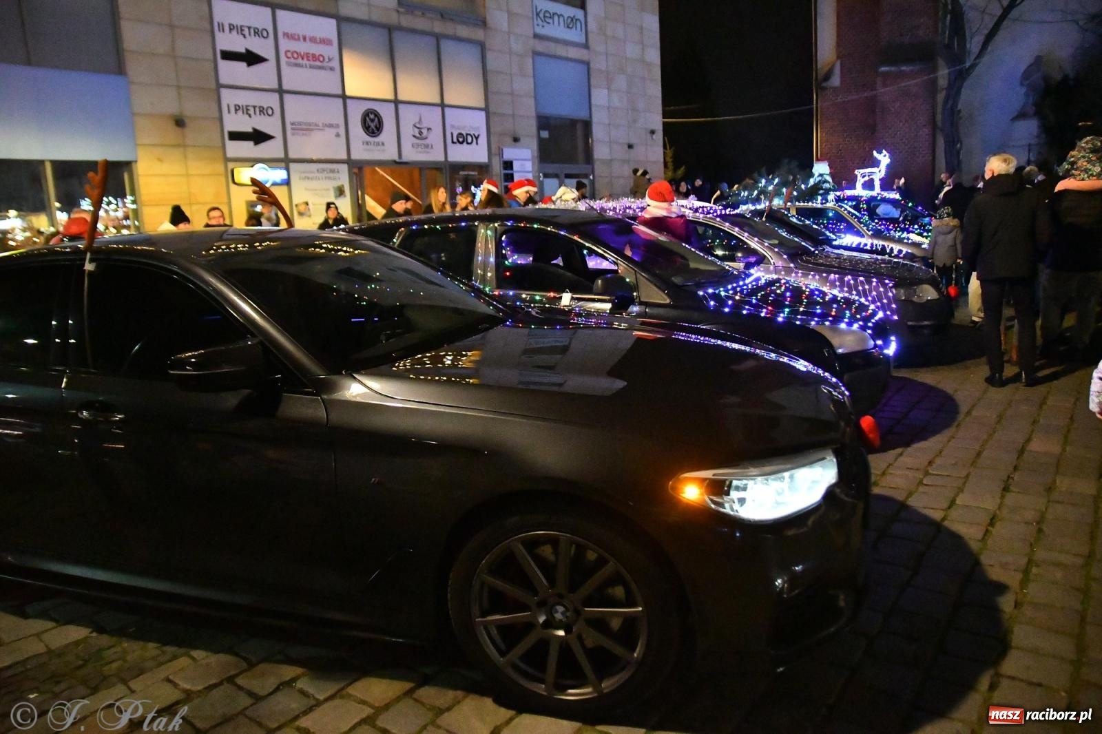 Zdjęcie w galerii na portalu naszraciborz.pl: Finał raciborskiego jarmarku - muzyka i oświetlone pojazdy wiadomości z regionu