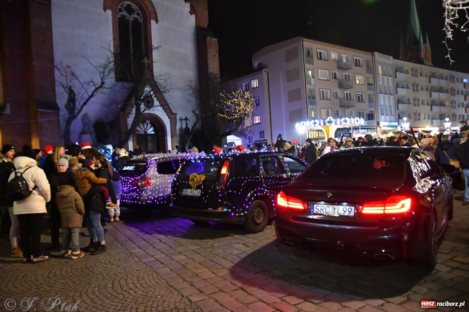 Zdjęcie w galerii na portalu naszraciborz.pl: Finał raciborskiego jarmarku - muzyka i oświetlone pojazdy wiadomości z regionu