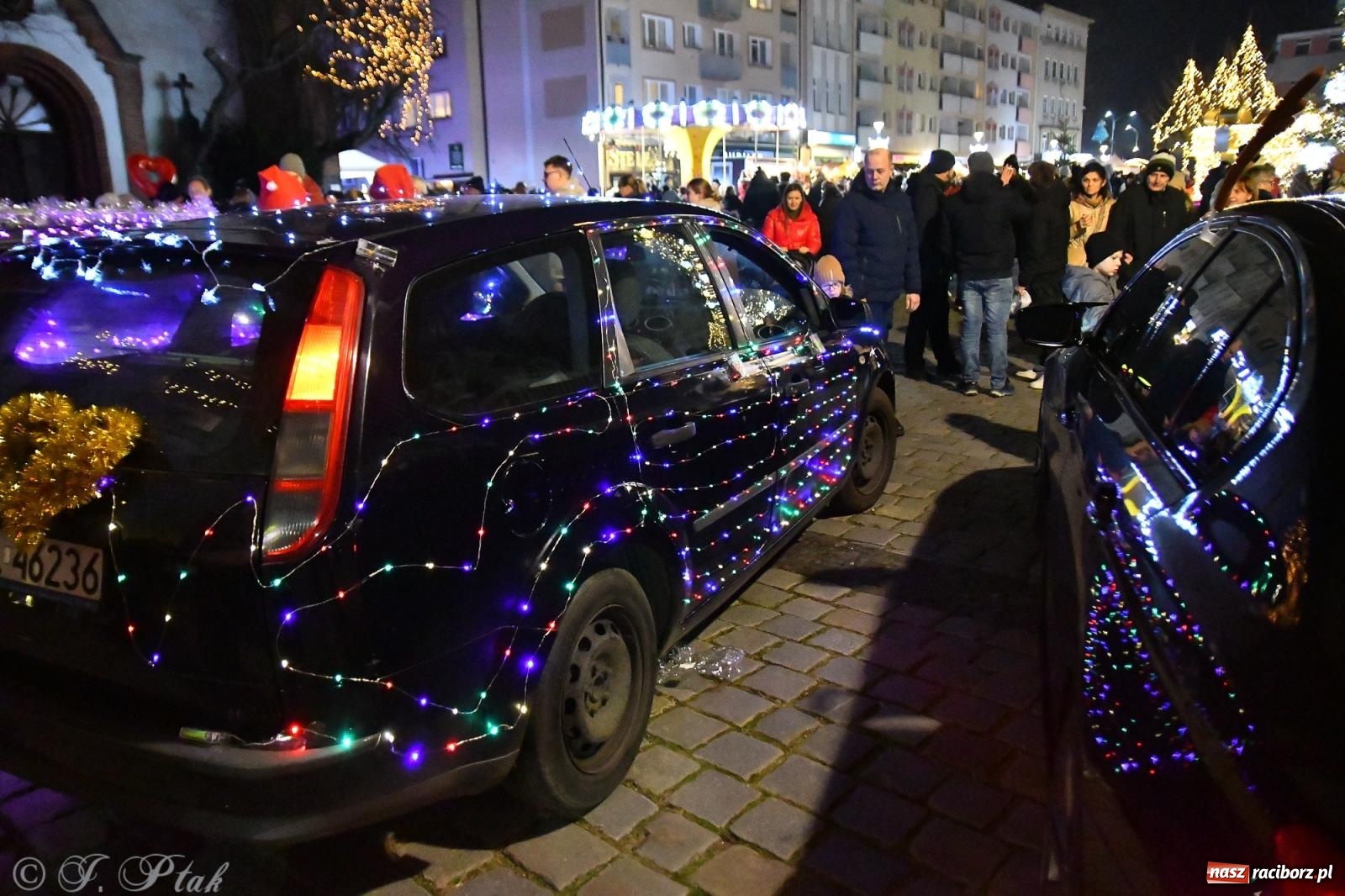 Zdjęcie w galerii na portalu naszraciborz.pl: Finał raciborskiego jarmarku - muzyka i oświetlone pojazdy wiadomości z regionu
