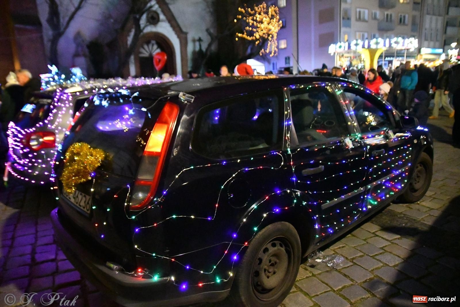 Zdjęcie w galerii na portalu naszraciborz.pl: Finał raciborskiego jarmarku - muzyka i oświetlone pojazdy wiadomości z regionu