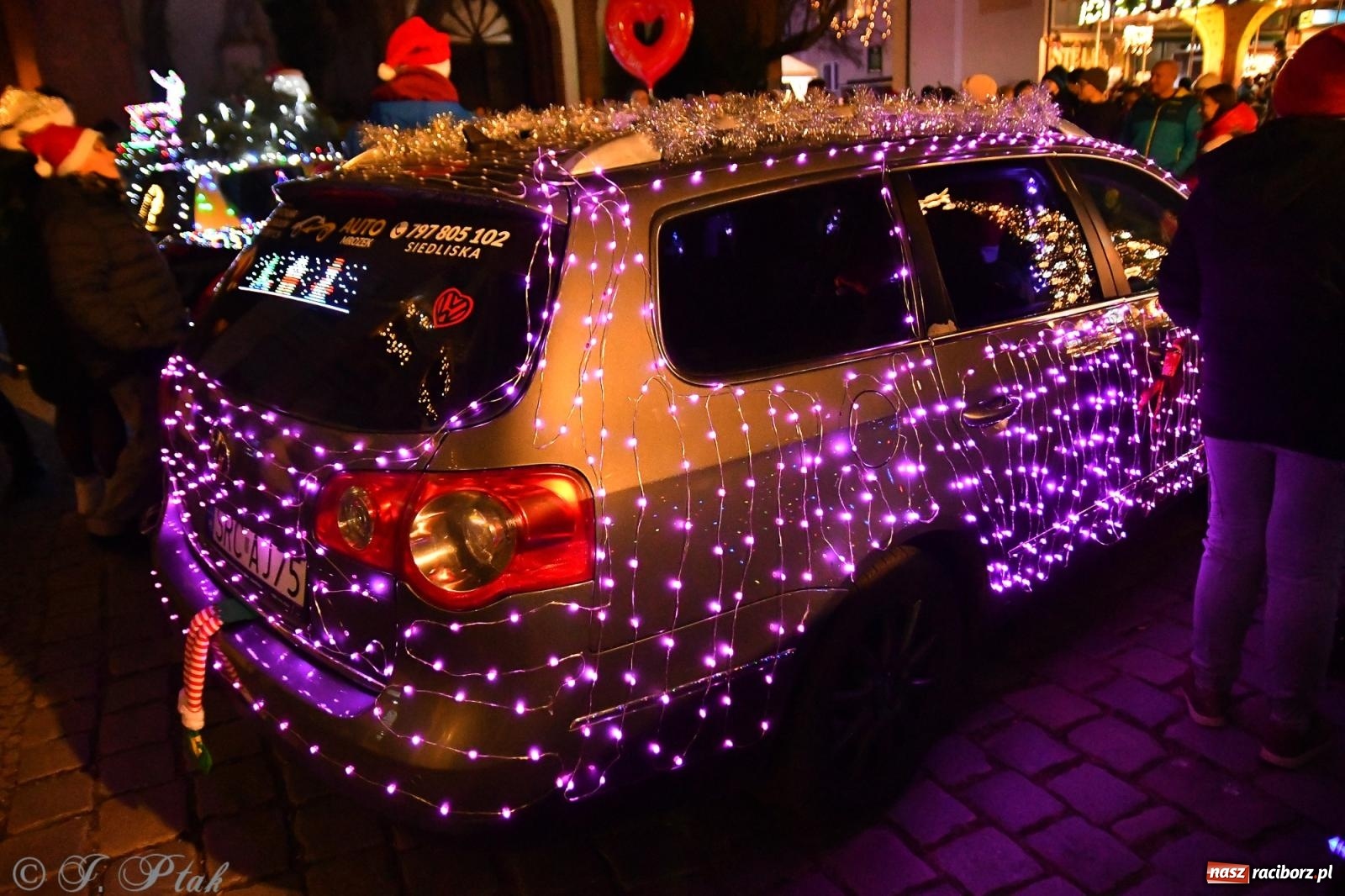 Zdjęcie w galerii na portalu naszraciborz.pl: Finał raciborskiego jarmarku - muzyka i oświetlone pojazdy wiadomości z regionu