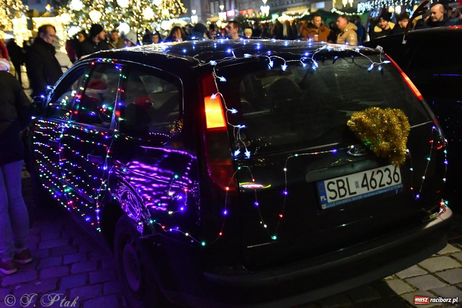 Zdjęcie w galerii na portalu naszraciborz.pl: Finał raciborskiego jarmarku - muzyka i oświetlone pojazdy wiadomości z regionu