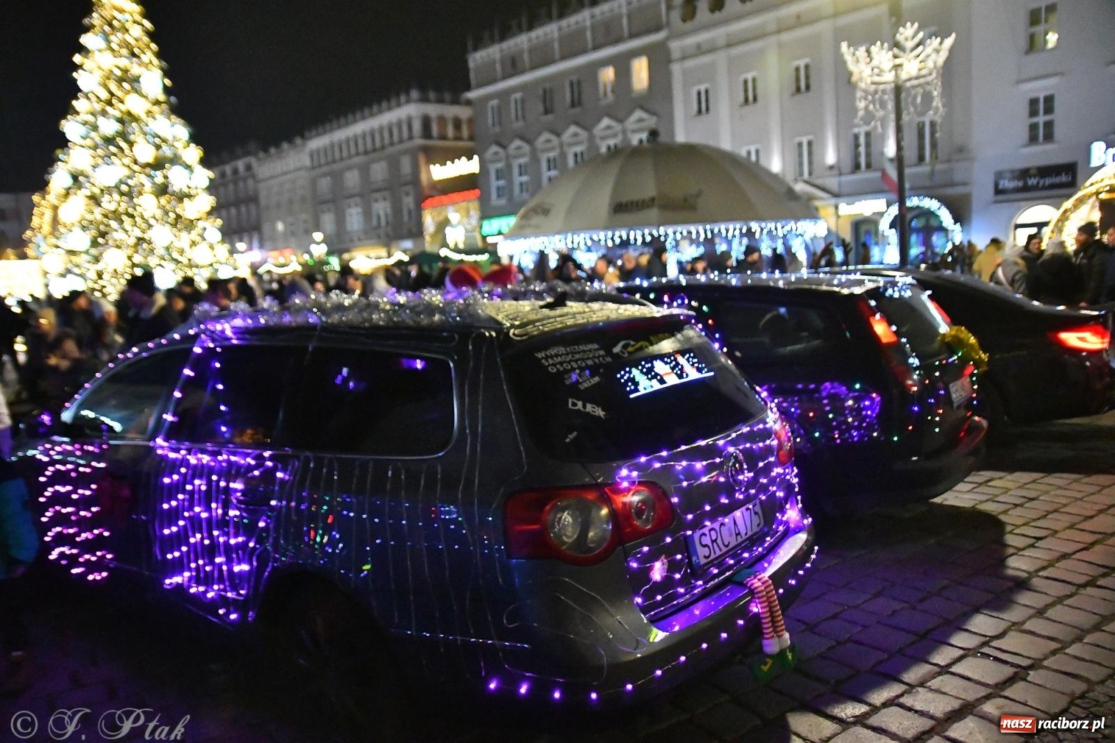Zdjęcie w galerii na portalu naszraciborz.pl: Finał raciborskiego jarmarku - muzyka i oświetlone pojazdy wiadomości z regionu