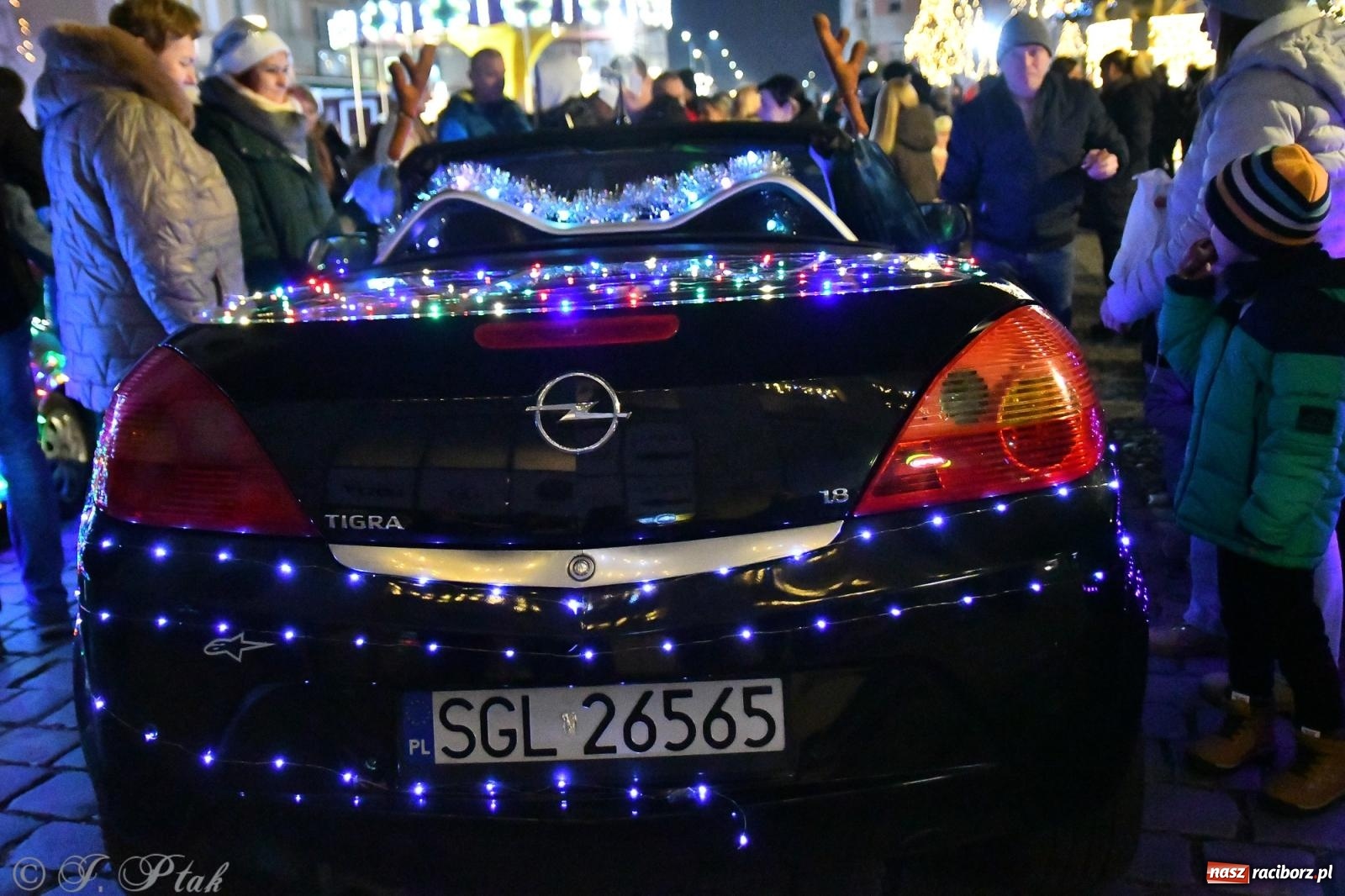 Zdjęcie w galerii na portalu naszraciborz.pl: Finał raciborskiego jarmarku - muzyka i oświetlone pojazdy wiadomości z regionu