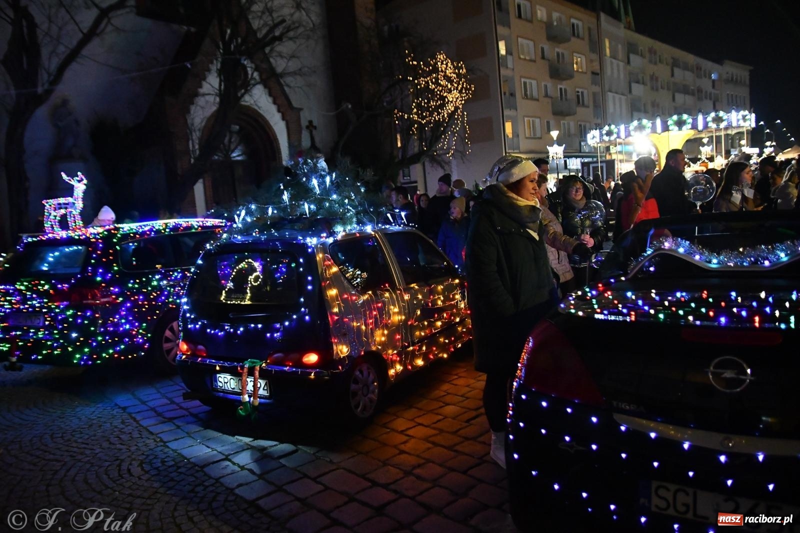 Zdjęcie w galerii na portalu naszraciborz.pl: Finał raciborskiego jarmarku - muzyka i oświetlone pojazdy wiadomości z regionu