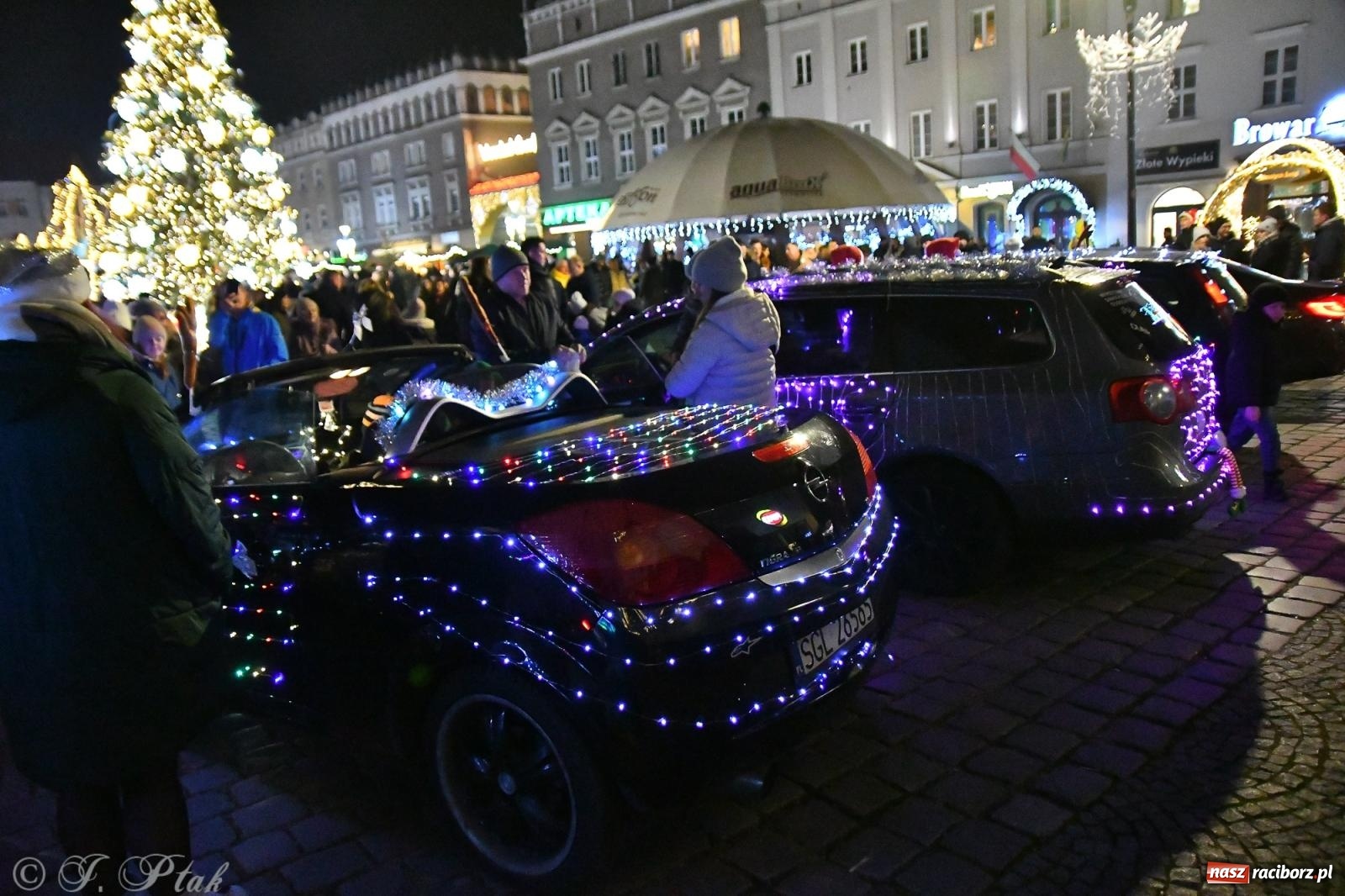 Zdjęcie w galerii na portalu naszraciborz.pl: Finał raciborskiego jarmarku - muzyka i oświetlone pojazdy wiadomości z regionu