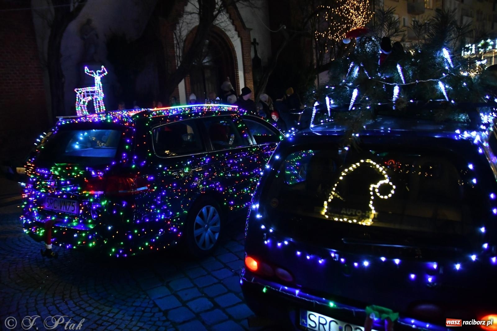 Zdjęcie w galerii na portalu naszraciborz.pl: Finał raciborskiego jarmarku - muzyka i oświetlone pojazdy wiadomości z regionu