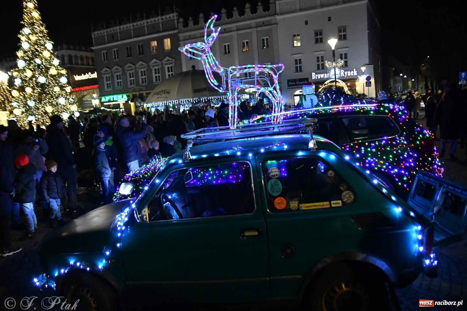 Zdjęcie w galerii na portalu naszraciborz.pl: Finał raciborskiego jarmarku - muzyka i oświetlone pojazdy wiadomości z regionu