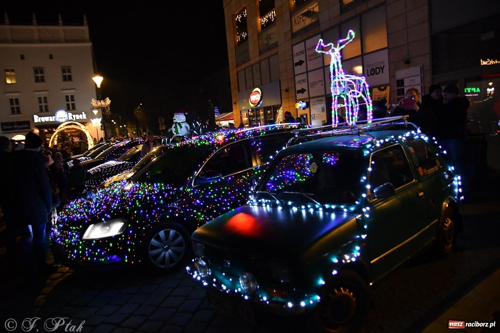 Zdjęcie w galerii na portalu naszraciborz.pl: Finał raciborskiego jarmarku - muzyka i oświetlone pojazdy wiadomości z regionu