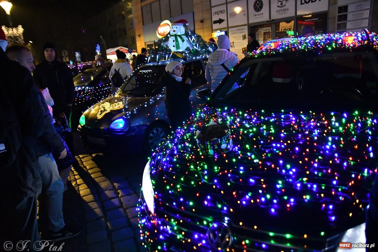Zdjęcie w galerii na portalu naszraciborz.pl: Finał raciborskiego jarmarku - muzyka i oświetlone pojazdy wiadomości z regionu