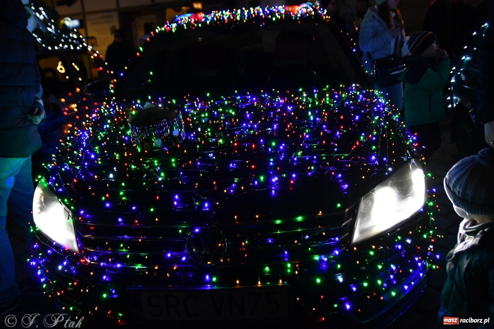 Zdjęcie w galerii na portalu naszraciborz.pl: Finał raciborskiego jarmarku - muzyka i oświetlone pojazdy wiadomości z regionu