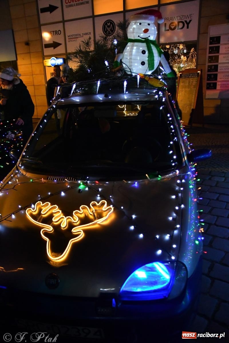 Zdjęcie w galerii na portalu naszraciborz.pl: Finał raciborskiego jarmarku - muzyka i oświetlone pojazdy wiadomości z regionu