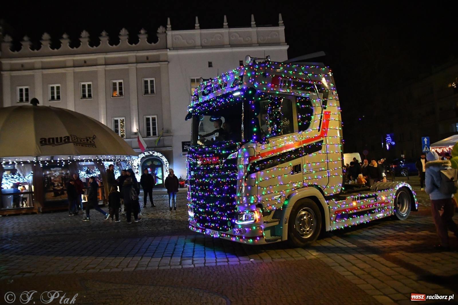 Zdjęcie w galerii na portalu naszraciborz.pl: Finał raciborskiego jarmarku - muzyka i oświetlone pojazdy wiadomości z regionu