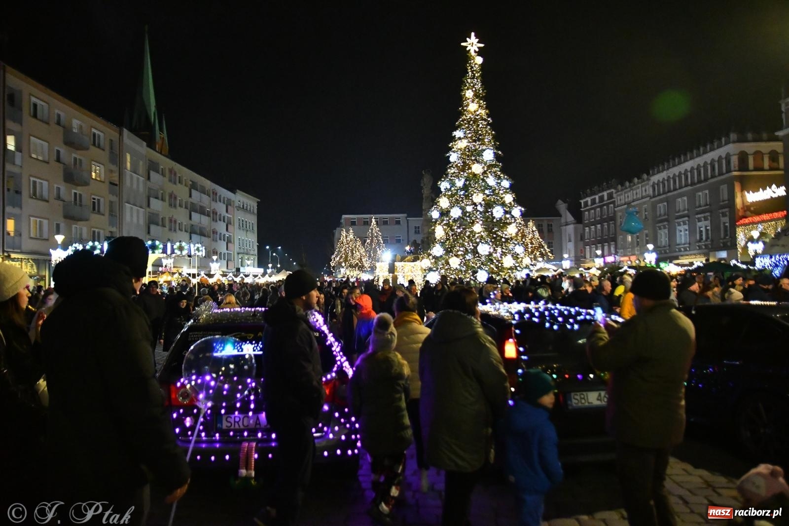 Zdjęcie w galerii na portalu naszraciborz.pl: Finał raciborskiego jarmarku - muzyka i oświetlone pojazdy wiadomości z regionu