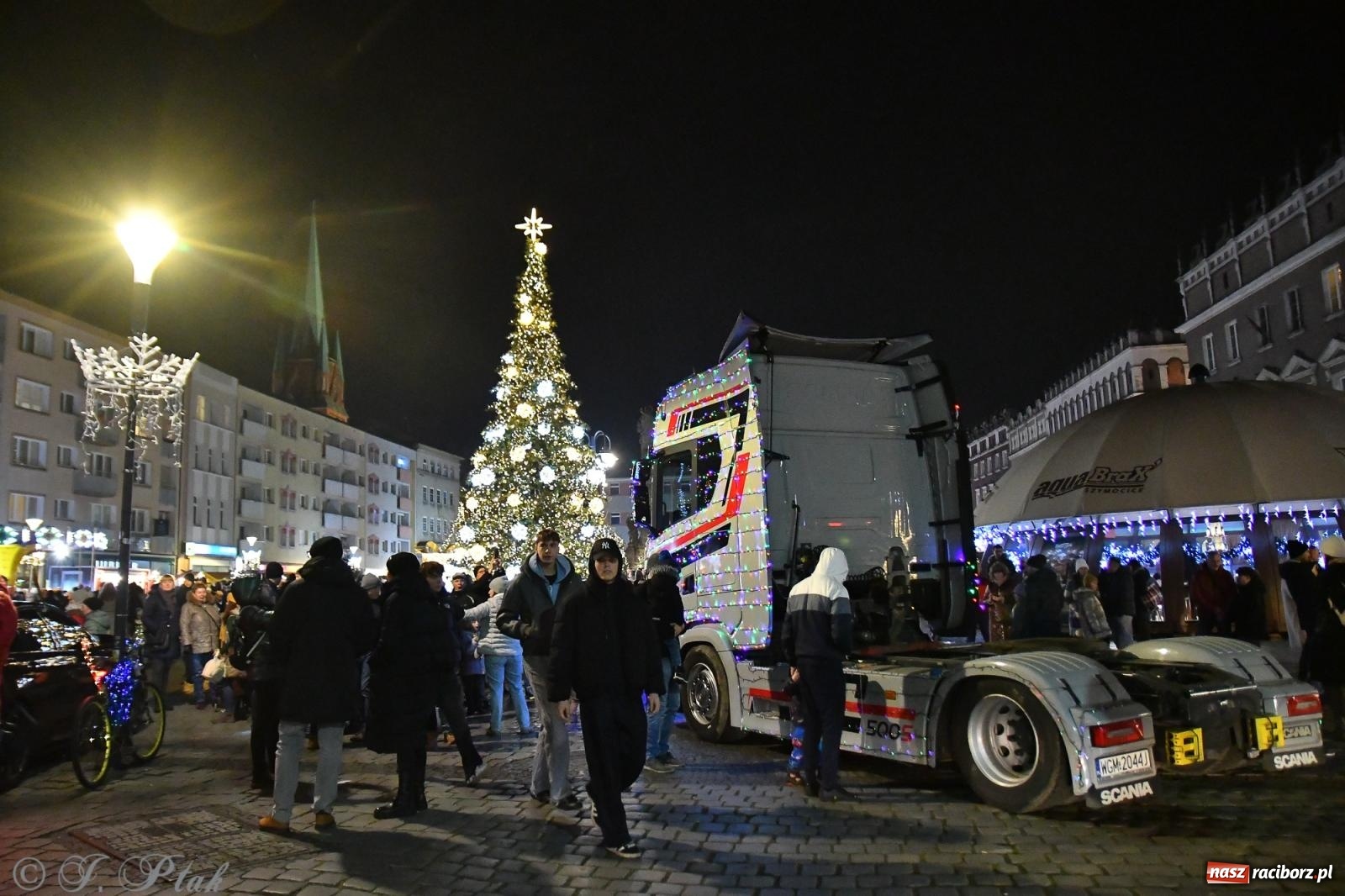 Zdjęcie w galerii na portalu naszraciborz.pl: Finał raciborskiego jarmarku - muzyka i oświetlone pojazdy wiadomości z regionu