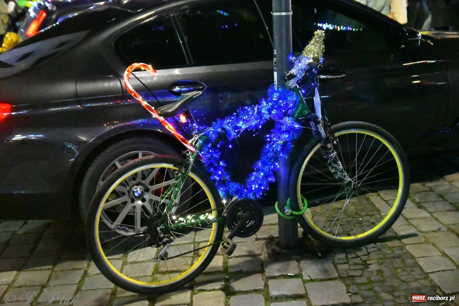 Zdjęcie w galerii na portalu naszraciborz.pl: Finał raciborskiego jarmarku - muzyka i oświetlone pojazdy wiadomości z regionu