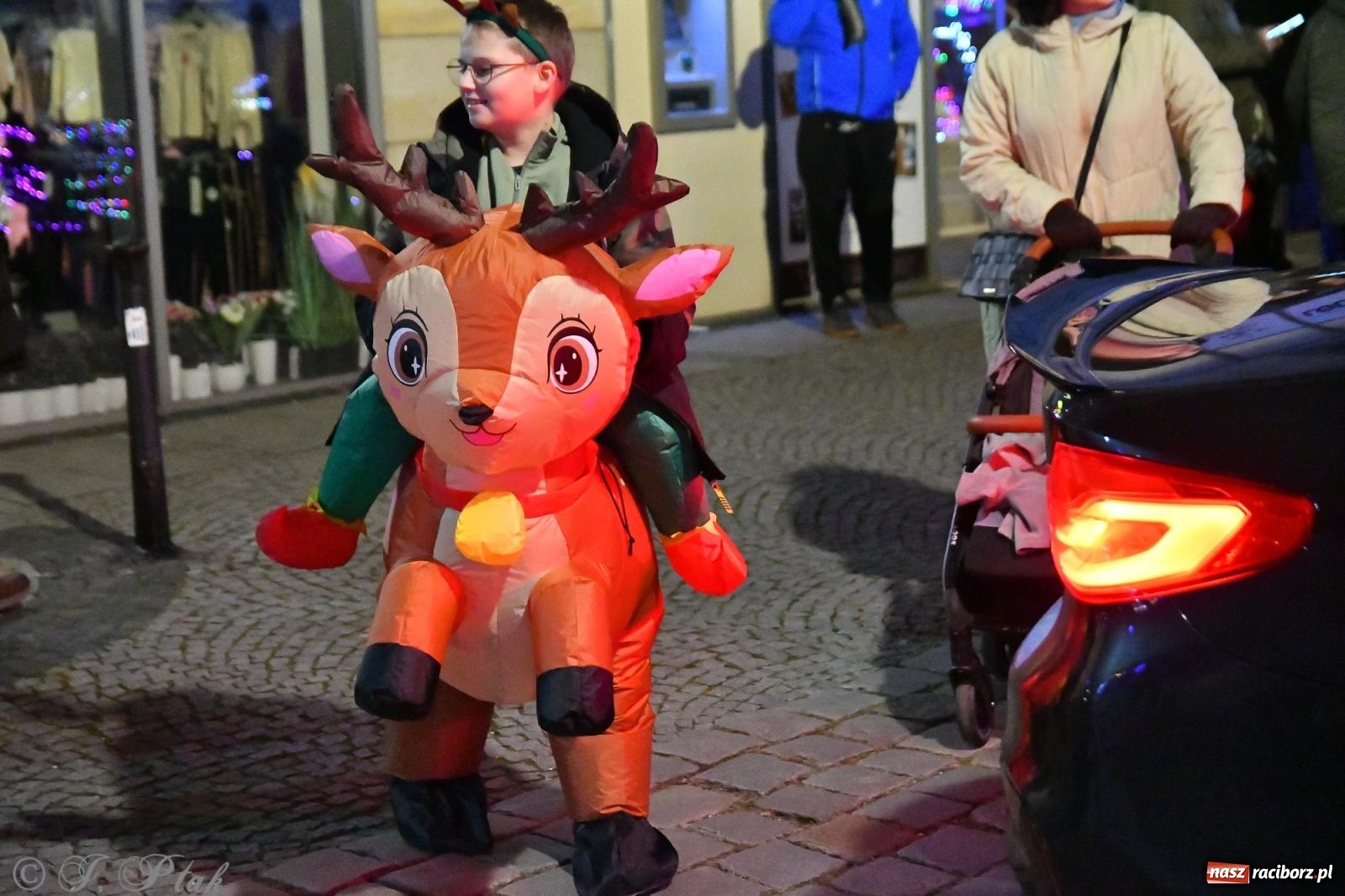 Zdjęcie w galerii na portalu naszraciborz.pl: Finał raciborskiego jarmarku - muzyka i oświetlone pojazdy wiadomości z regionu