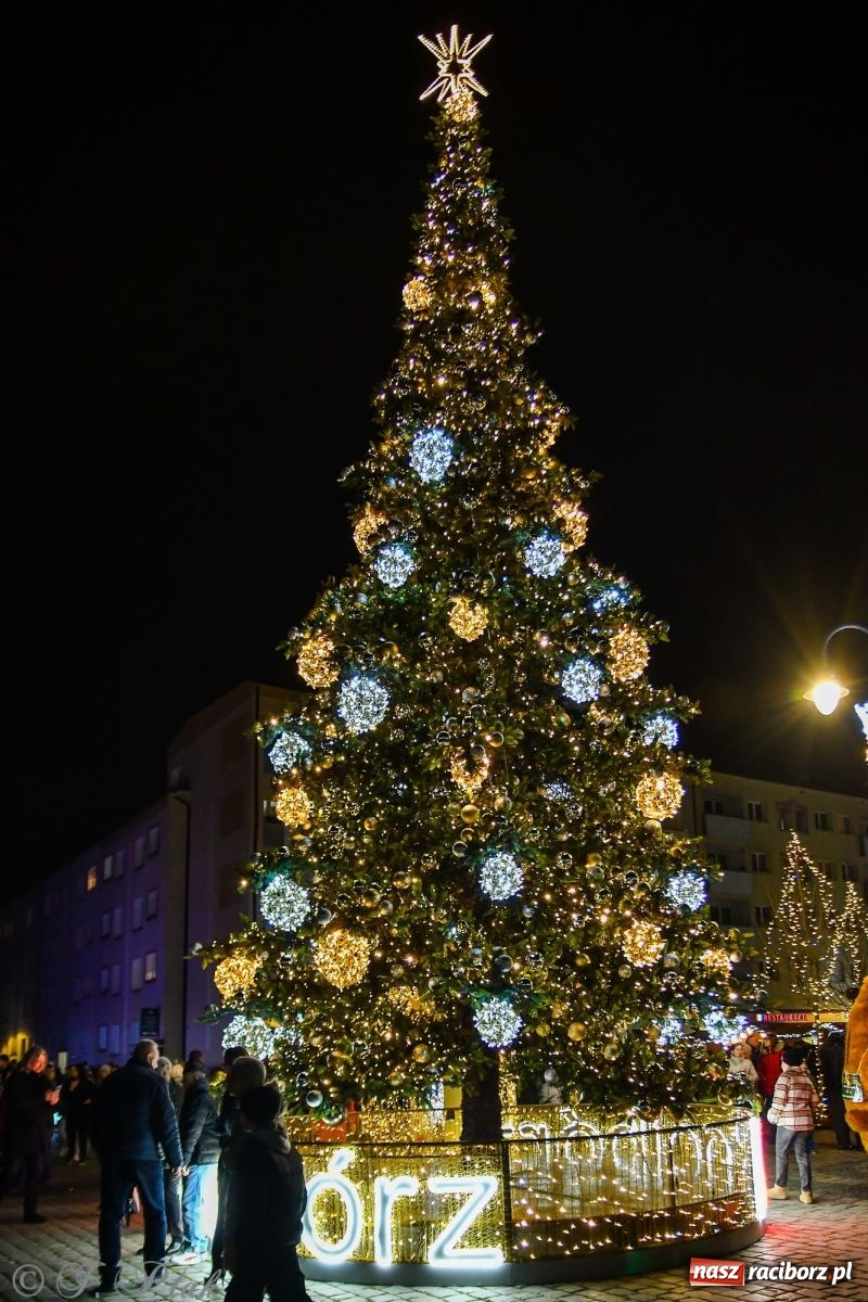 Zdjęcie w galerii na portalu naszraciborz.pl: Finał raciborskiego jarmarku - muzyka i oświetlone pojazdy wiadomości z regionu