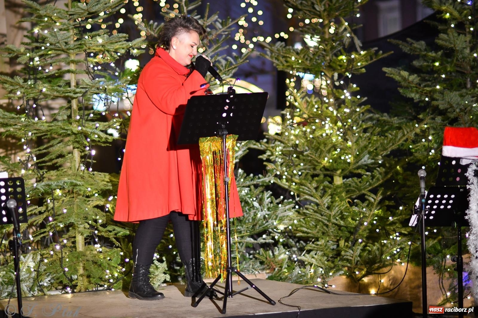 Zdjęcie w galerii na portalu naszraciborz.pl: Finał raciborskiego jarmarku - muzyka i oświetlone pojazdy wiadomości z regionu