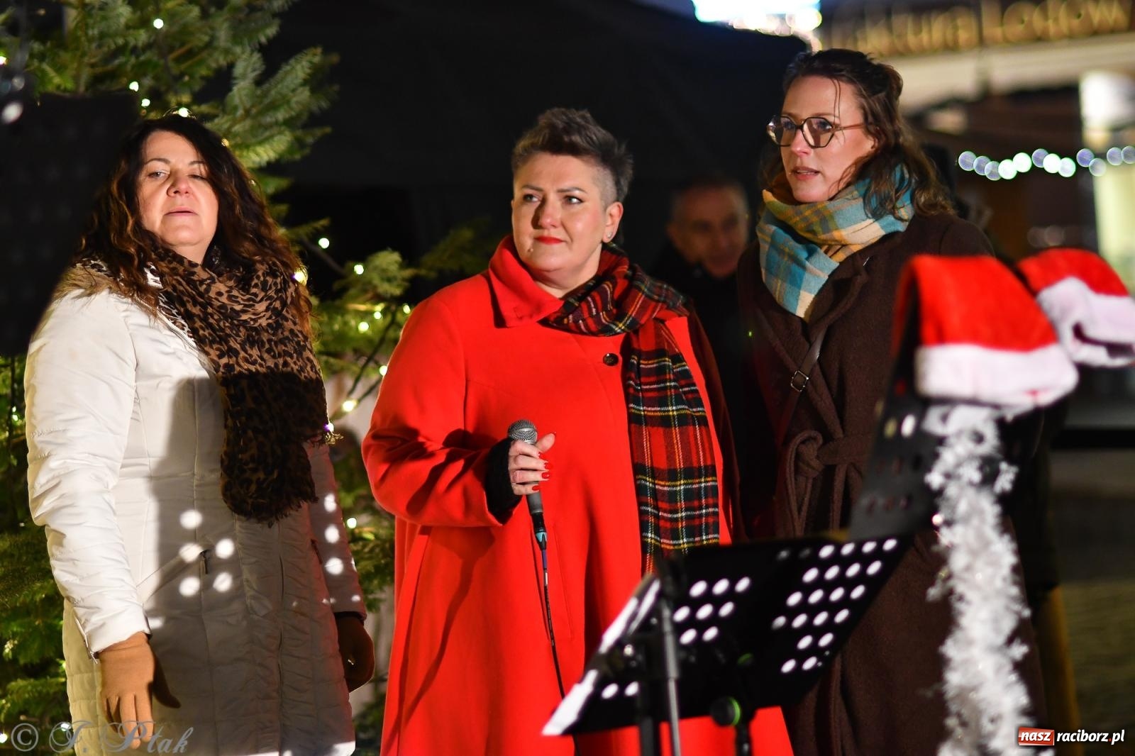 Zdjęcie w galerii na portalu naszraciborz.pl: Finał raciborskiego jarmarku - muzyka i oświetlone pojazdy wiadomości z regionu