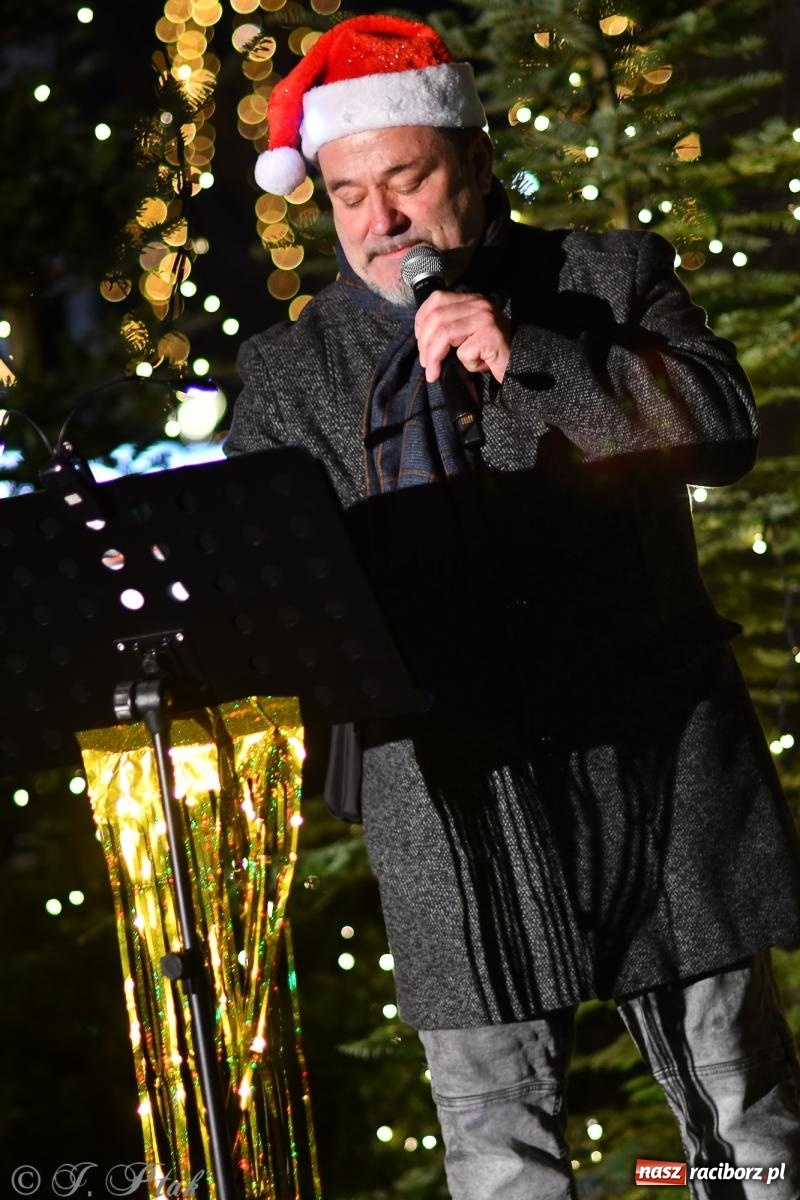 Zdjęcie w galerii na portalu naszraciborz.pl: Finał raciborskiego jarmarku - muzyka i oświetlone pojazdy wiadomości z regionu