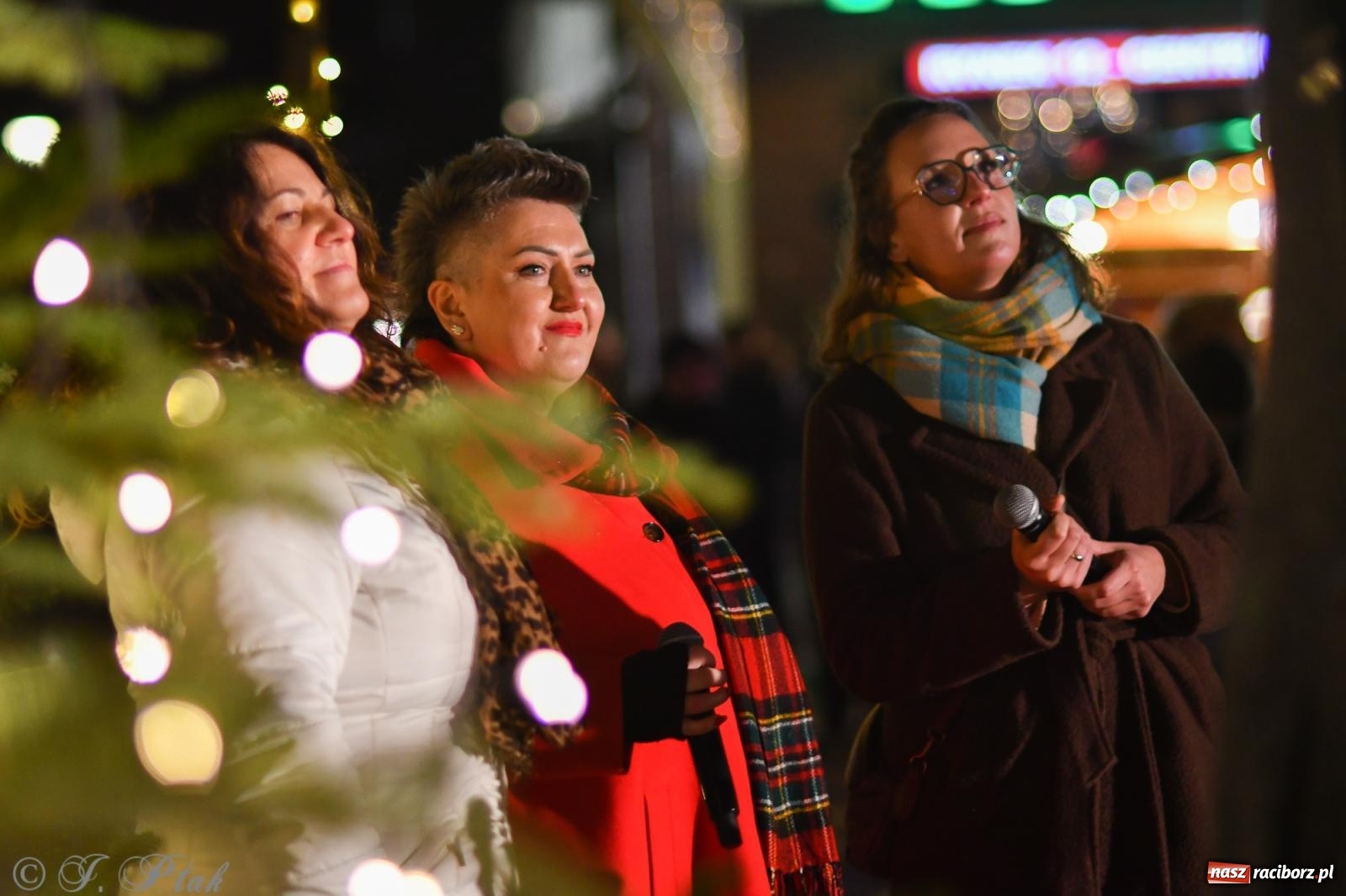 Zdjęcie w galerii na portalu naszraciborz.pl: Finał raciborskiego jarmarku - muzyka i oświetlone pojazdy wiadomości z regionu