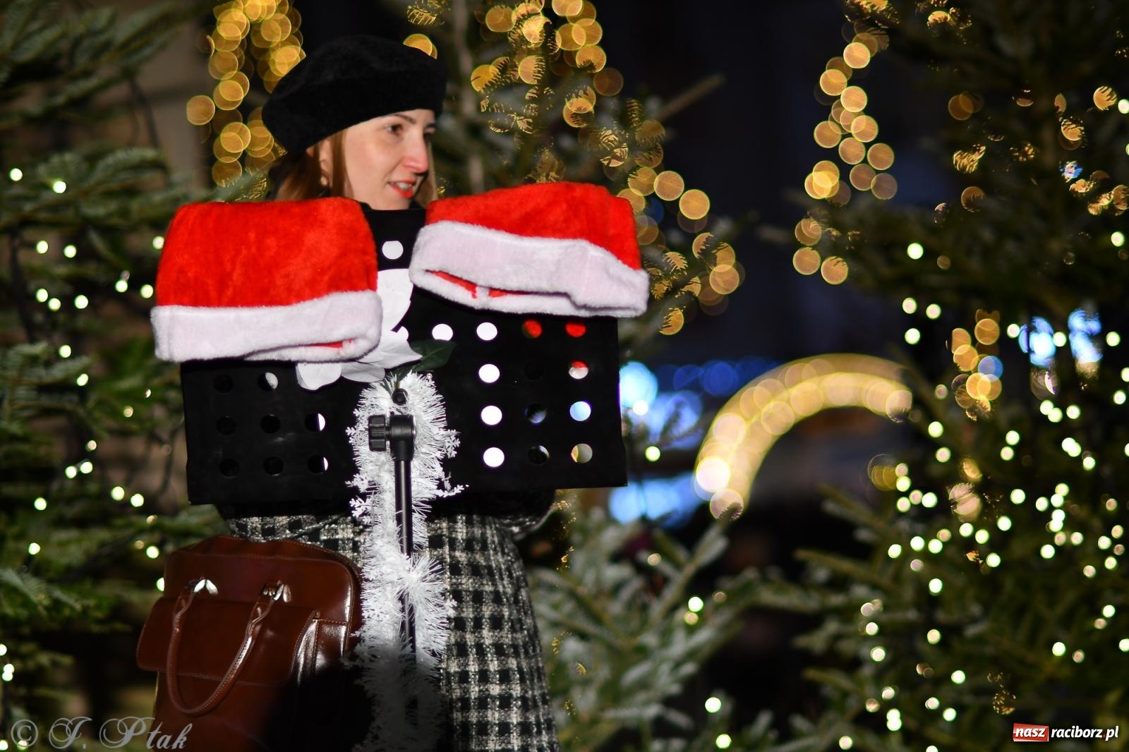 Zdjęcie w galerii na portalu naszraciborz.pl: Finał raciborskiego jarmarku - muzyka i oświetlone pojazdy wiadomości z regionu