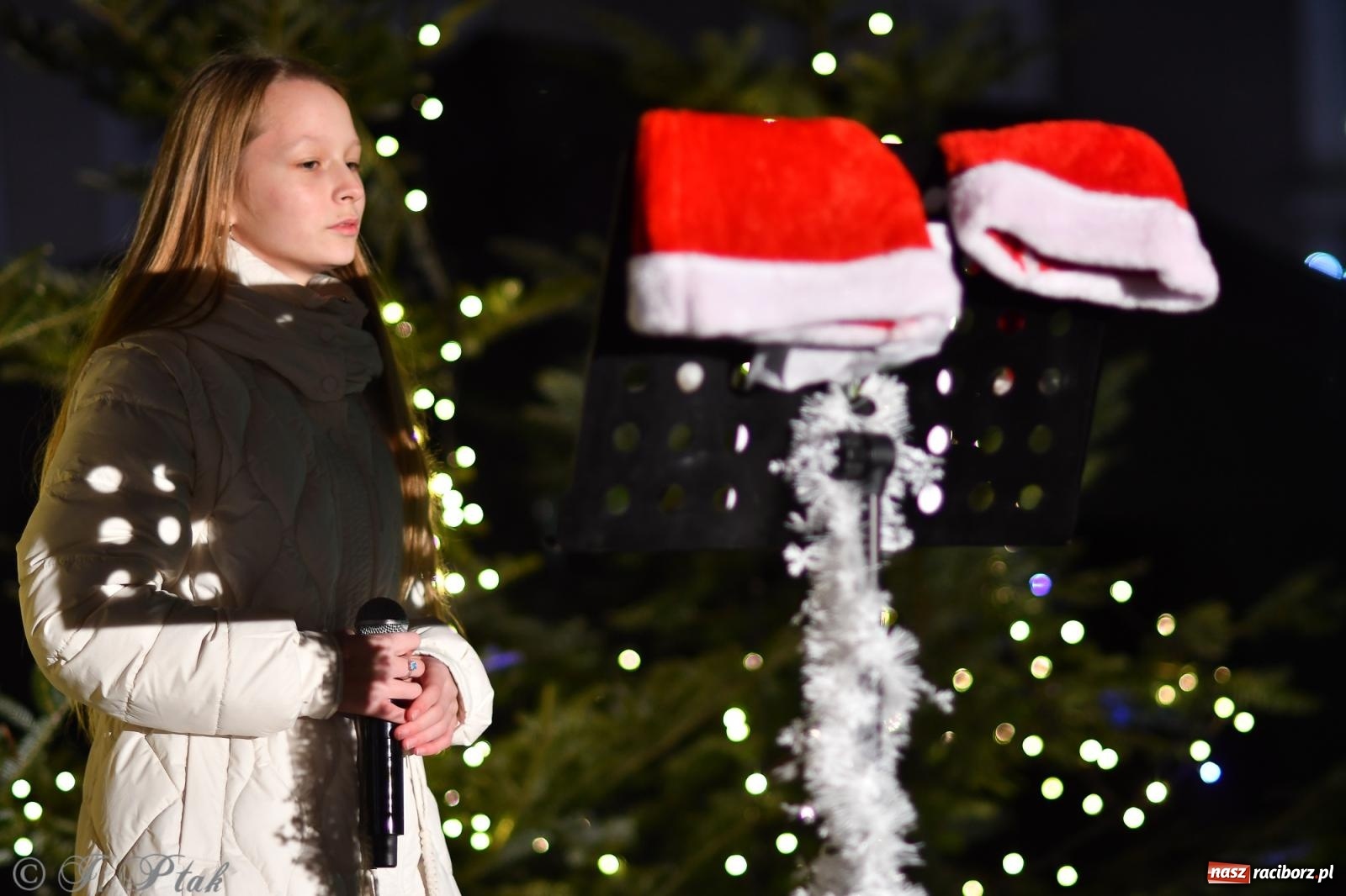 Zdjęcie w galerii na portalu naszraciborz.pl: Finał raciborskiego jarmarku - muzyka i oświetlone pojazdy wiadomości z regionu