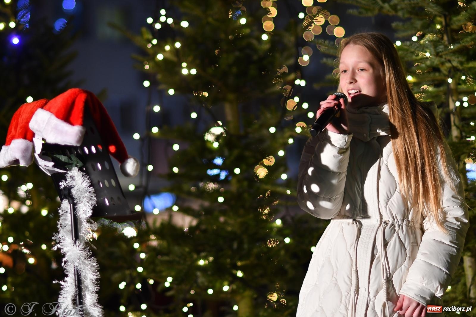 Zdjęcie w galerii na portalu naszraciborz.pl: Finał raciborskiego jarmarku - muzyka i oświetlone pojazdy wiadomości z regionu
