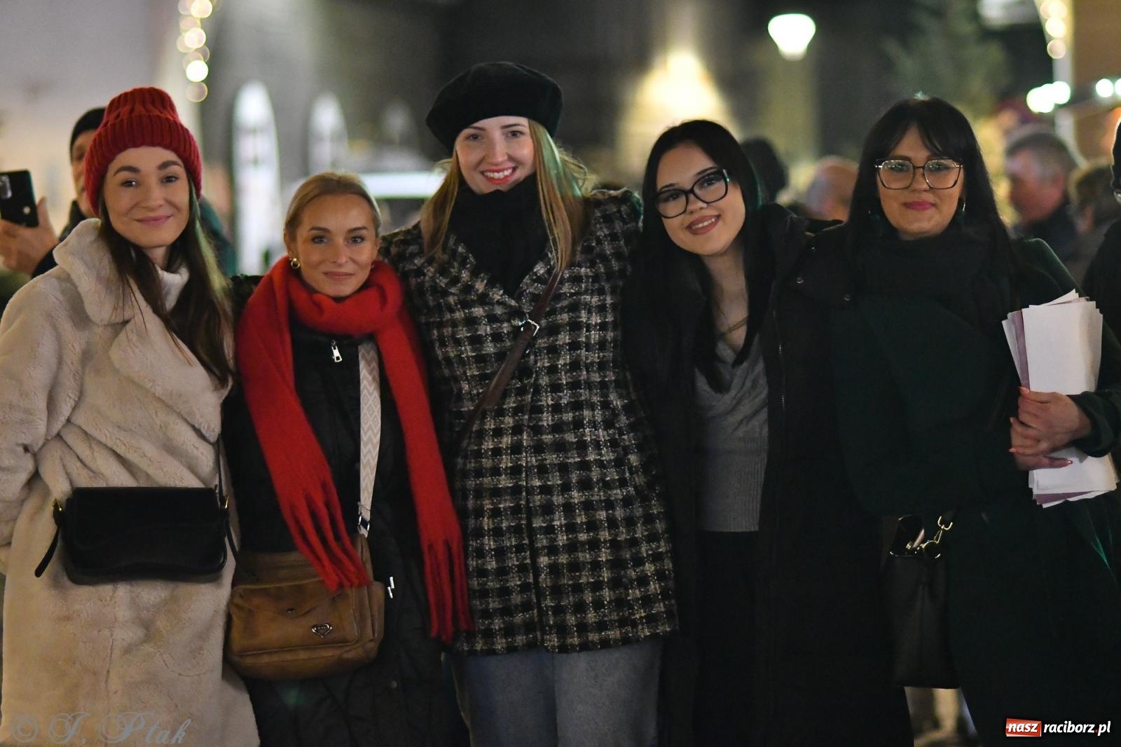 Zdjęcie w galerii na portalu naszraciborz.pl: Finał raciborskiego jarmarku - muzyka i oświetlone pojazdy wiadomości z regionu