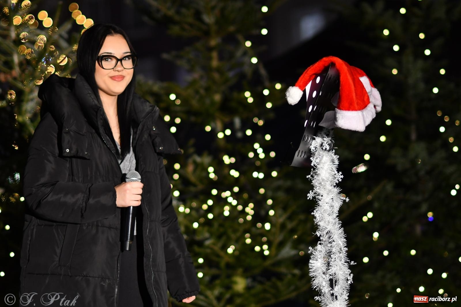 Zdjęcie w galerii na portalu naszraciborz.pl: Finał raciborskiego jarmarku - muzyka i oświetlone pojazdy wiadomości z regionu