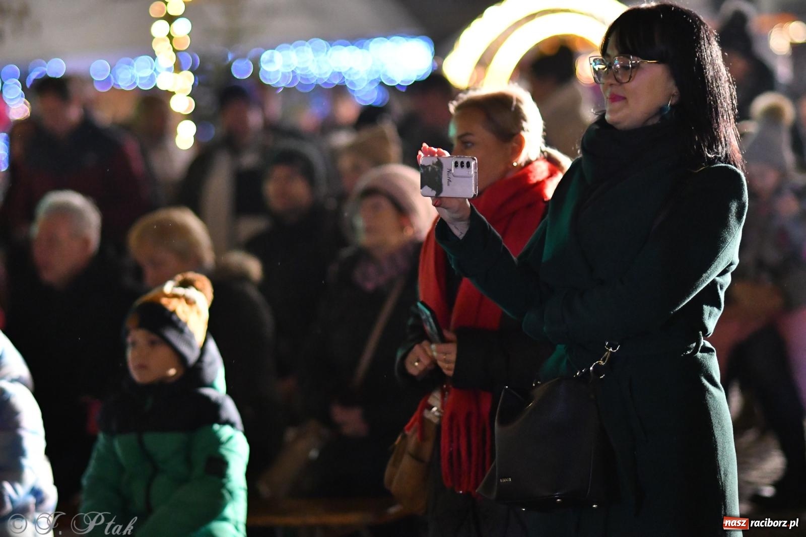 Zdjęcie w galerii na portalu naszraciborz.pl: Finał raciborskiego jarmarku - muzyka i oświetlone pojazdy wiadomości z regionu