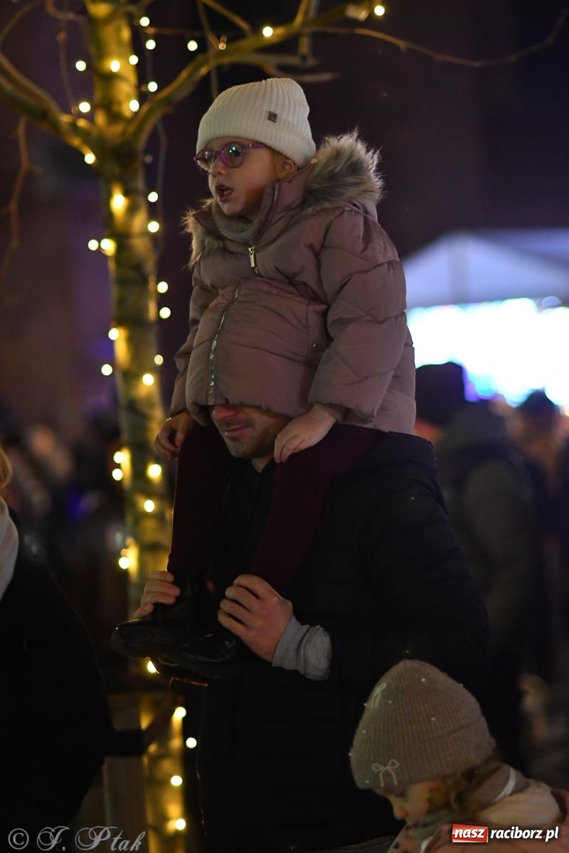 Zdjęcie w galerii na portalu naszraciborz.pl: Finał raciborskiego jarmarku - muzyka i oświetlone pojazdy wiadomości z regionu