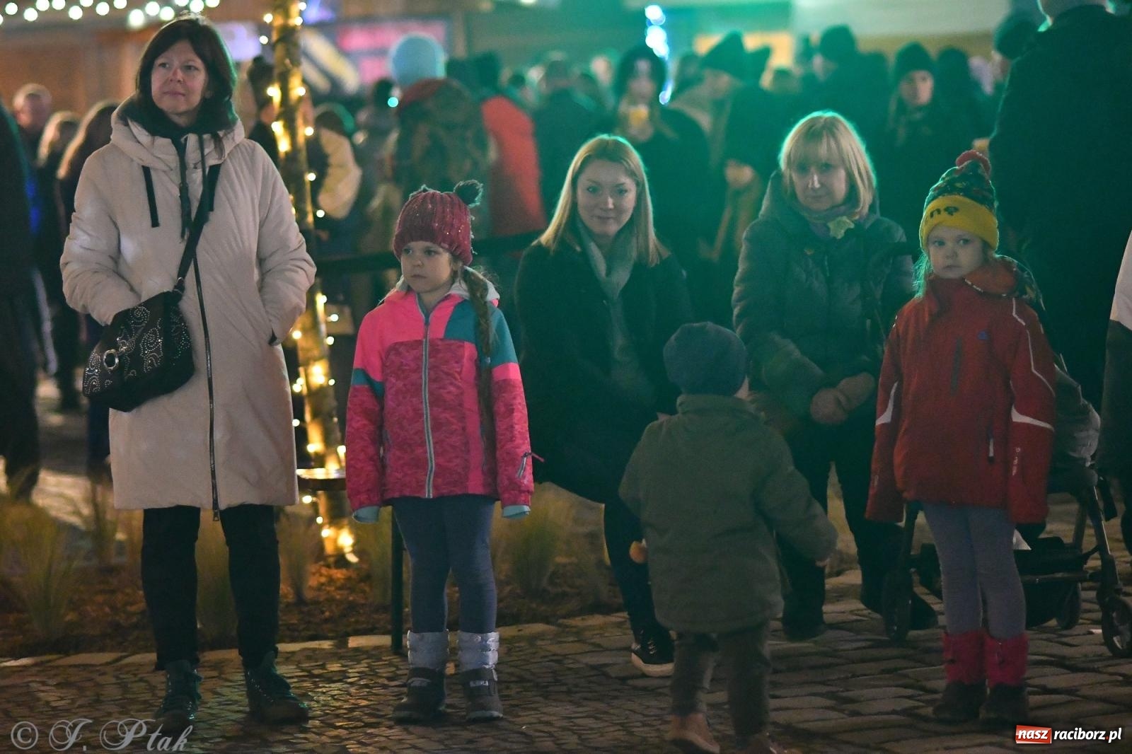 Zdjęcie w galerii na portalu naszraciborz.pl: Finał raciborskiego jarmarku - muzyka i oświetlone pojazdy wiadomości z regionu