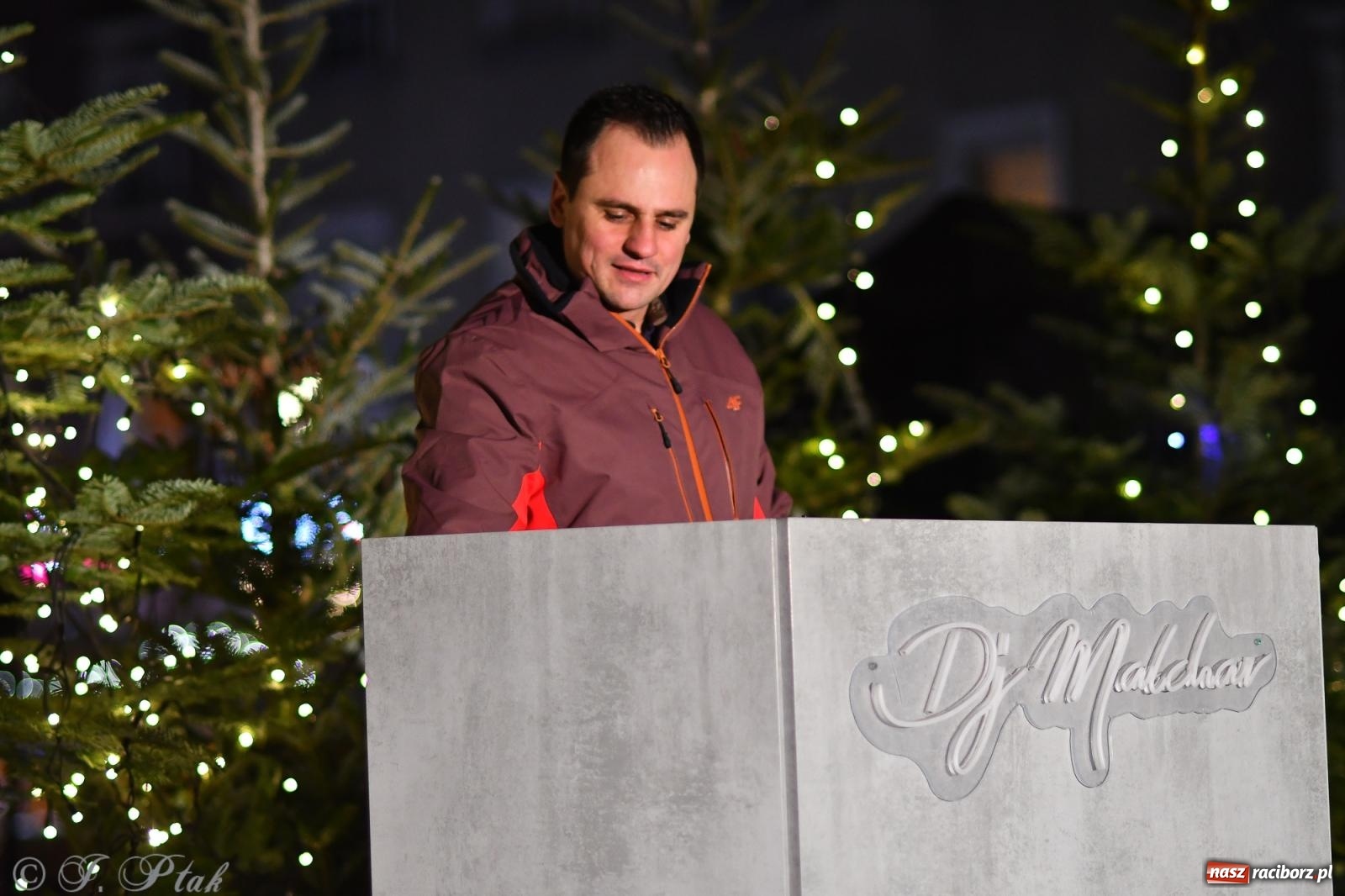 Zdjęcie w galerii na portalu naszraciborz.pl: Finał raciborskiego jarmarku - muzyka i oświetlone pojazdy wiadomości z regionu