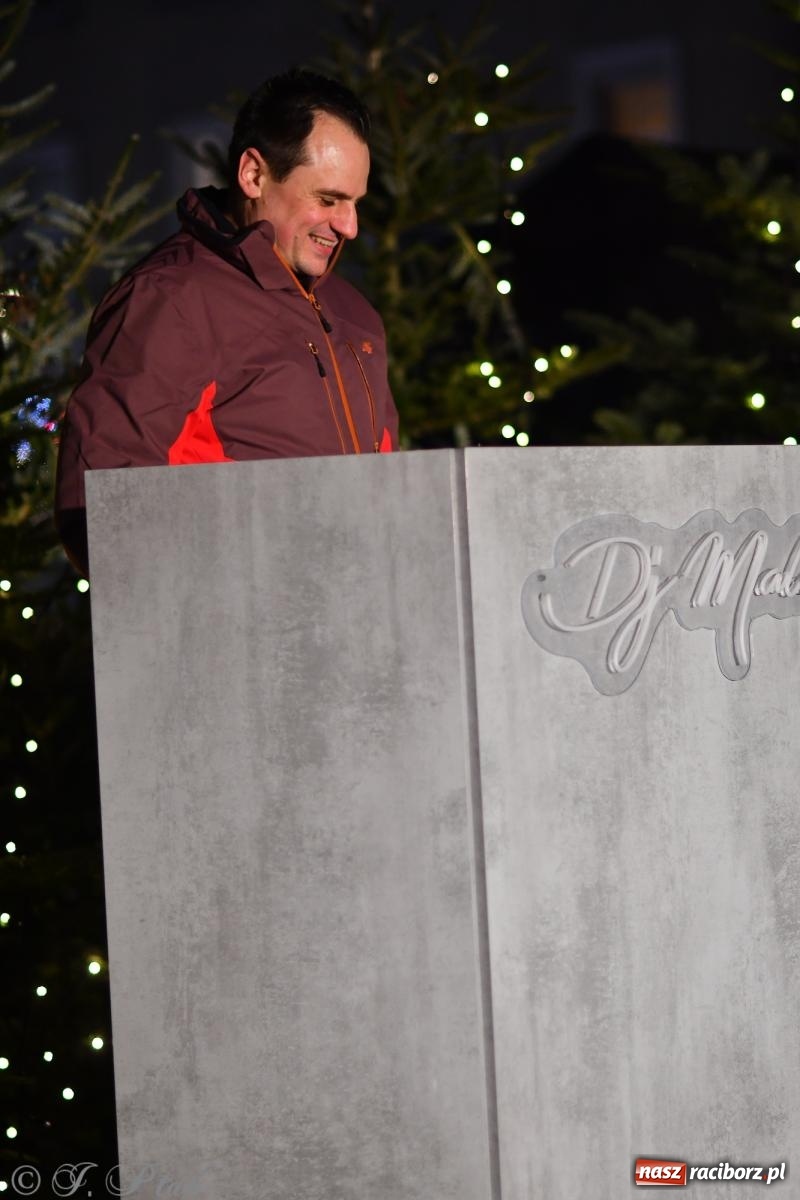 Zdjęcie w galerii na portalu naszraciborz.pl: Finał raciborskiego jarmarku - muzyka i oświetlone pojazdy wiadomości z regionu