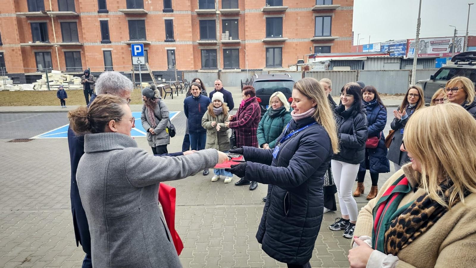 Zdjęcie w galerii na portalu naszraciborz.pl: Lokatorzy odebrali klucze. Pierwszy z dwóch nowych bloków przy Łąkowej gotowy do zamieszkania [FOTO] wiadomości z regionu