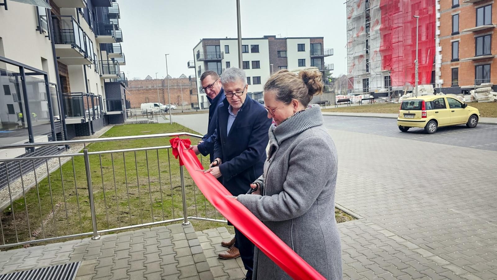 Zdjęcie w galerii na portalu naszraciborz.pl: Lokatorzy odebrali klucze. Pierwszy z dwóch nowych bloków przy Łąkowej gotowy do zamieszkania [FOTO] wiadomości z regionu