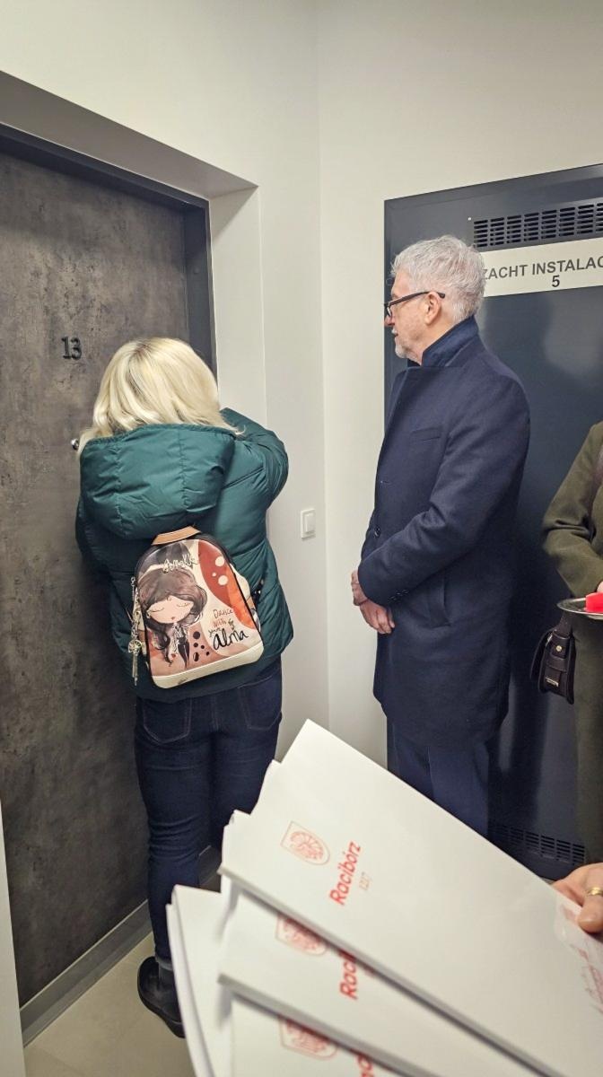 Zdjęcie w galerii na portalu naszraciborz.pl: Lokatorzy odebrali klucze. Pierwszy z dwóch nowych bloków przy Łąkowej gotowy do zamieszkania [FOTO] wiadomości z regionu