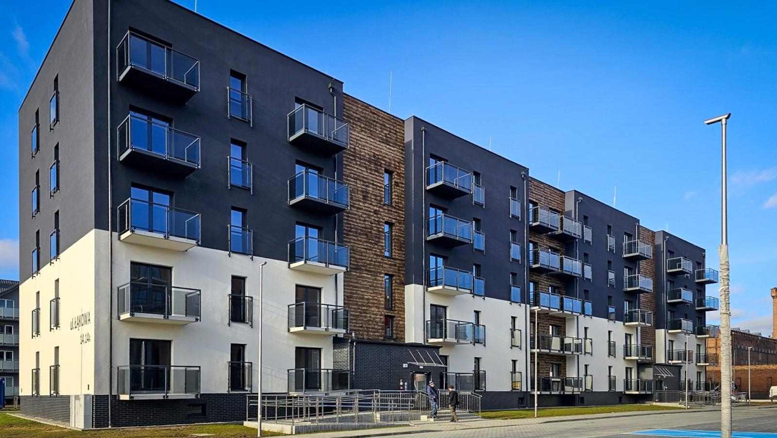 Zdjęcie w galerii na portalu naszraciborz.pl: Lokatorzy odebrali klucze. Pierwszy z dwóch nowych bloków przy Łąkowej gotowy do zamieszkania [FOTO] wiadomości z regionu