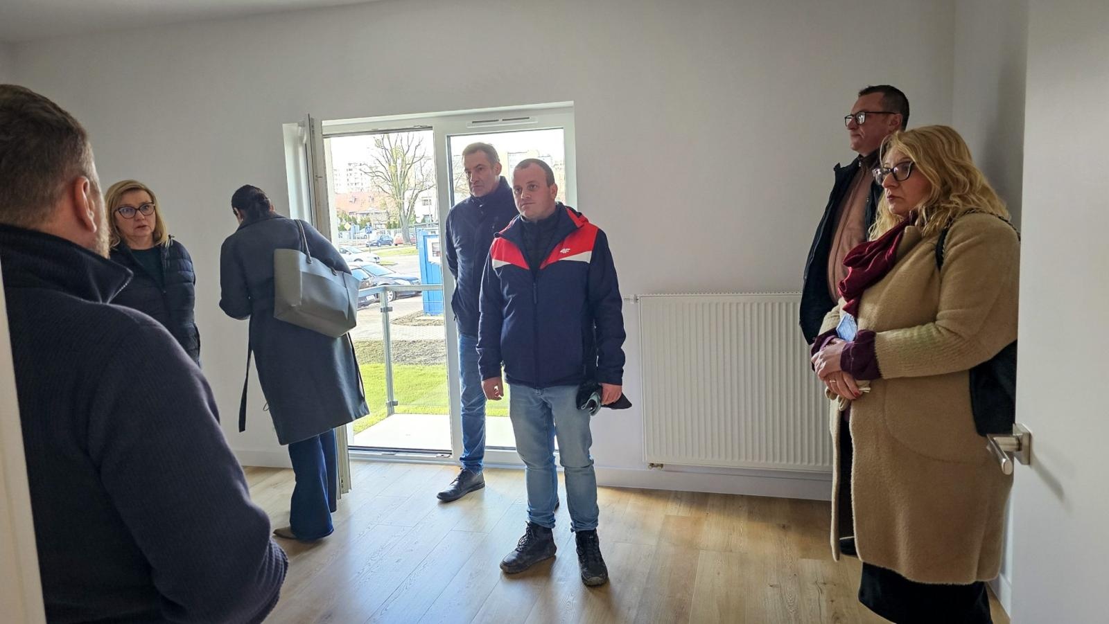 Zdjęcie w galerii na portalu naszraciborz.pl: Lokatorzy odebrali klucze. Pierwszy z dwóch nowych bloków przy Łąkowej gotowy do zamieszkania [FOTO] wiadomości z regionu