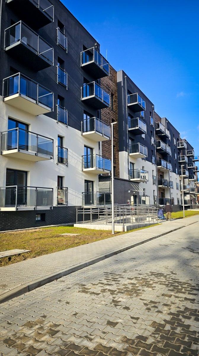 Zdjęcie w galerii na portalu naszraciborz.pl: Lokatorzy odebrali klucze. Pierwszy z dwóch nowych bloków przy Łąkowej gotowy do zamieszkania [FOTO] wiadomości z regionu