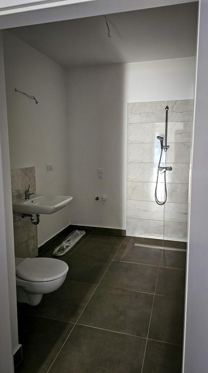 Zdjęcie w galerii na portalu naszraciborz.pl: Lokatorzy odebrali klucze. Pierwszy z dwóch nowych bloków przy Łąkowej gotowy do zamieszkania [FOTO] wiadomości z regionu