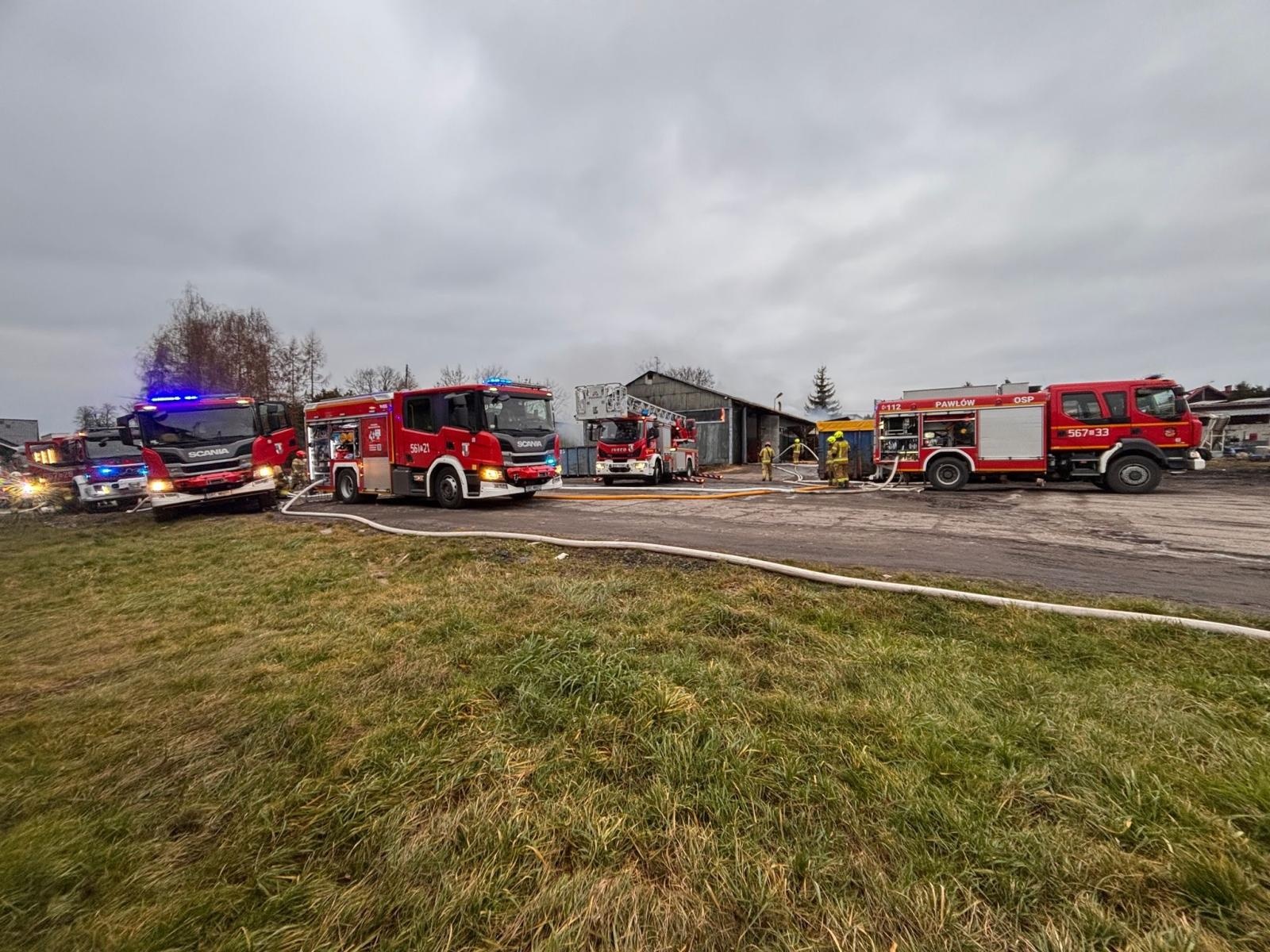 Zdjęcie w galerii na portalu naszraciborz.pl: Pożar hali w Pawłowie. Trwa akcja gaśnicza przy ul. Gamowskiej [FOTO i WIDEO] wiadomości z regionu