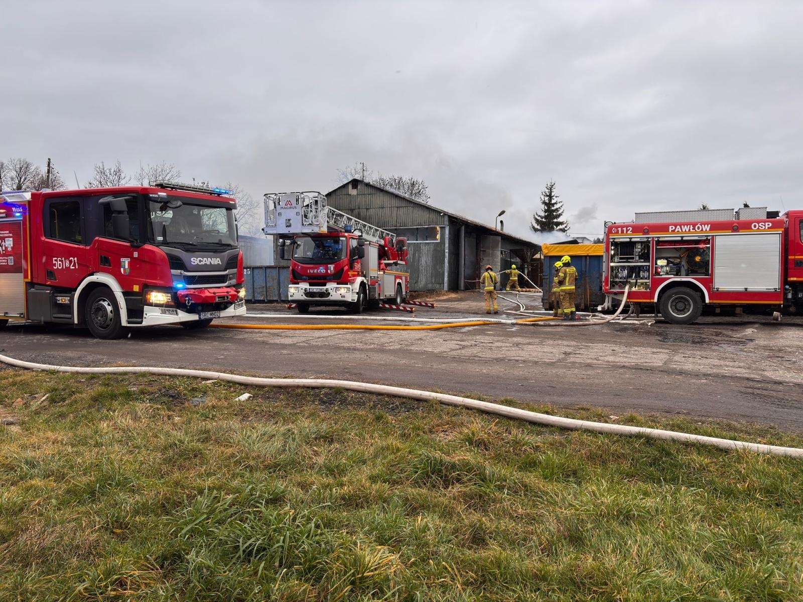 Zdjęcie w galerii na portalu naszraciborz.pl: Pożar hali w Pawłowie. Trwa akcja gaśnicza przy ul. Gamowskiej [FOTO i WIDEO] wiadomości z regionu