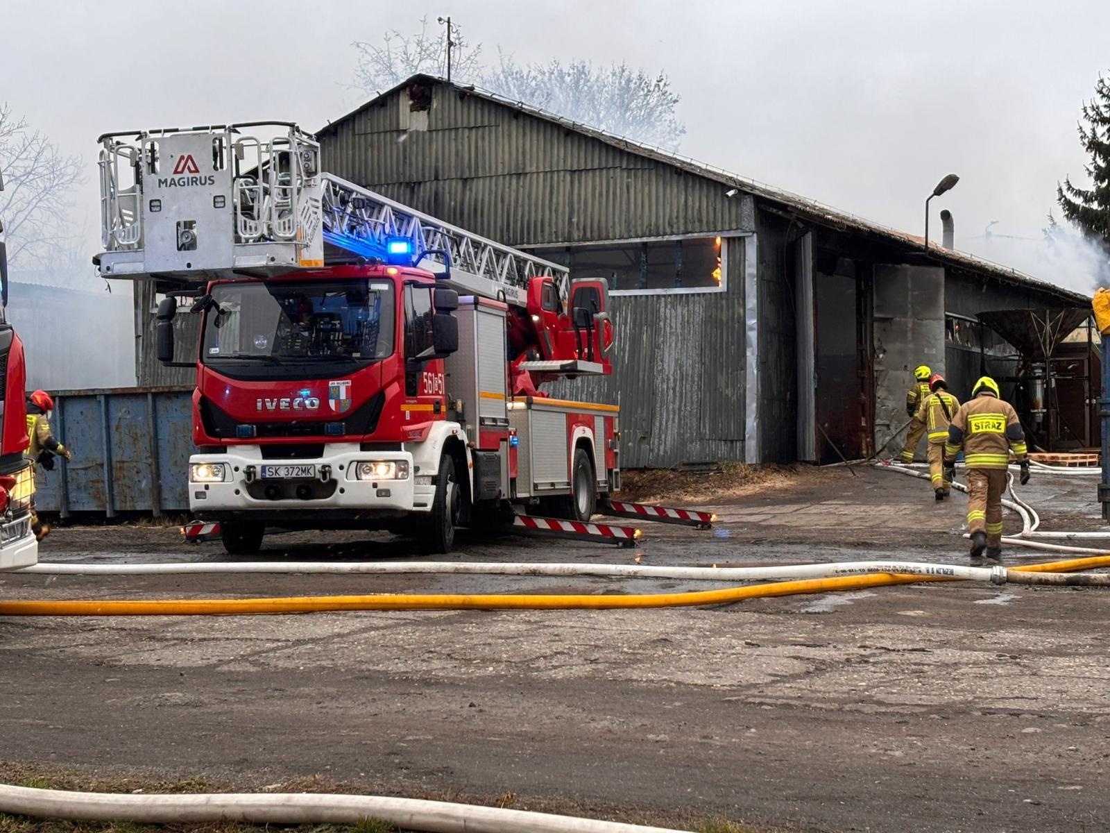Zdjęcie w galerii na portalu naszraciborz.pl: Pożar hali w Pawłowie. Trwa akcja gaśnicza przy ul. Gamowskiej [FOTO i WIDEO] wiadomości z regionu