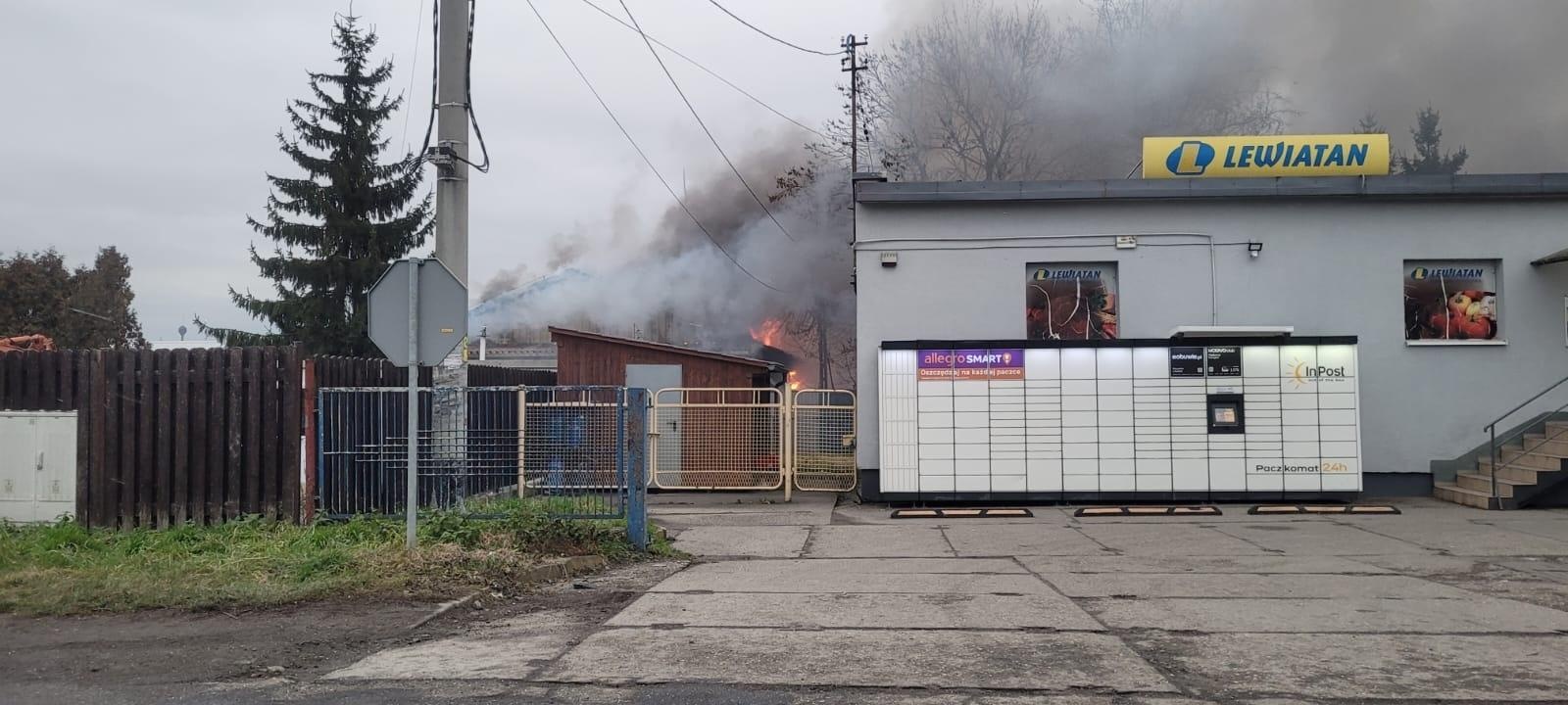 Zdjęcie w galerii na portalu naszraciborz.pl: Pożar hali w Pawłowie. Trwa akcja gaśnicza przy ul. Gamowskiej [FOTO i WIDEO] wiadomości z regionu